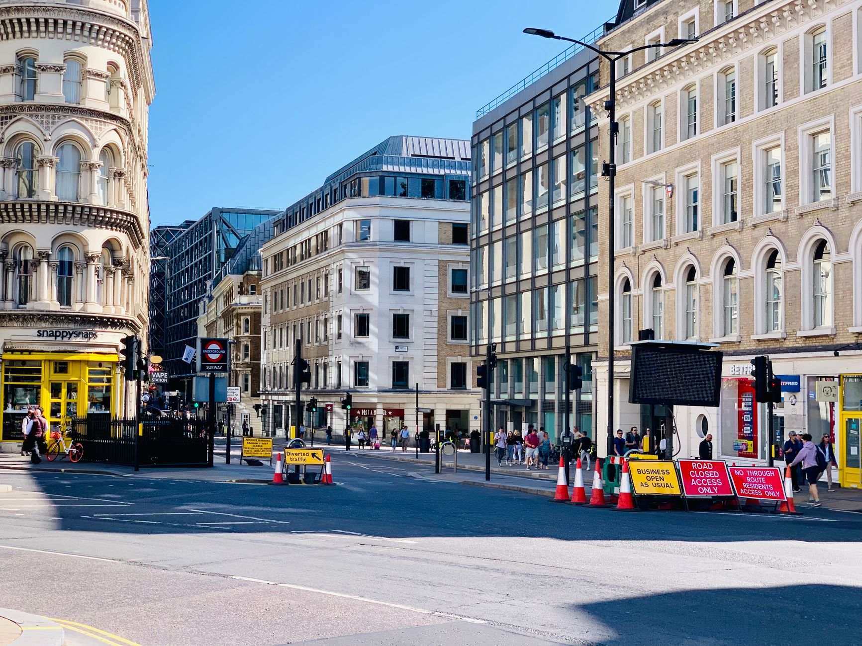Bustling street with historic and modern buildings in downtown London., Photo by Egor Kunovsky on Pexels